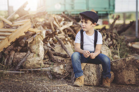 小孩苦恼伤心的孩子照片