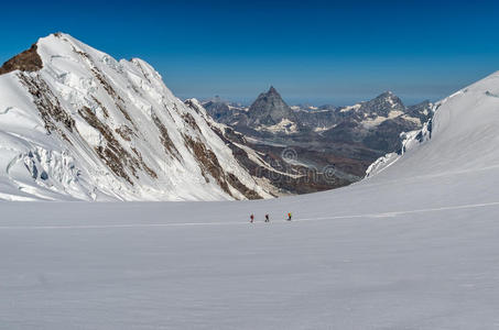 一群登山者在阳光明媚的日子里走在冰川上在巴克