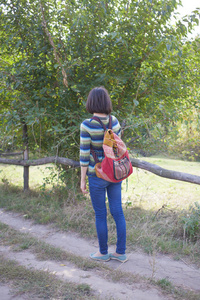 在森林里散步的女孩。