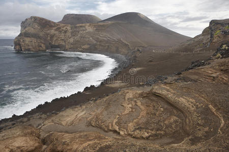 法亚尔岛的亚速尔火山海岸线景观。 蓬塔多斯c