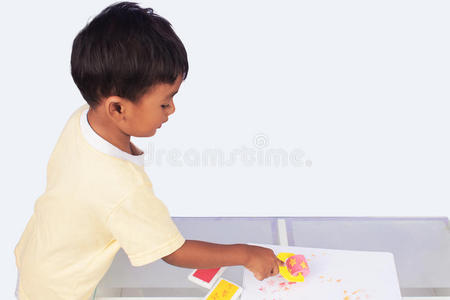 一个小亚洲男孩画颜色