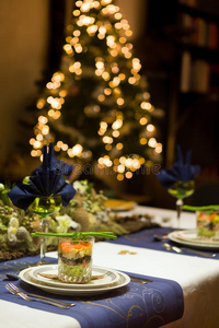 圣诞晚餐桌上有海鲜香草