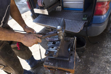 铁胶铁匠在比赛前做马蹄铁摄影图