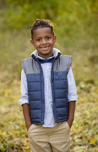 可爱的户外肖像，一个微笑的非裔美国男孩