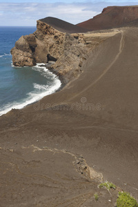 法亚尔岛的亚速尔火山海岸线景观。 蓬塔多斯卡佩林霍斯