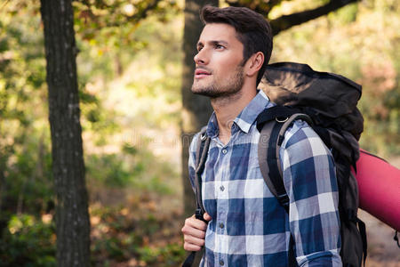 英俊的男人在森林里旅行