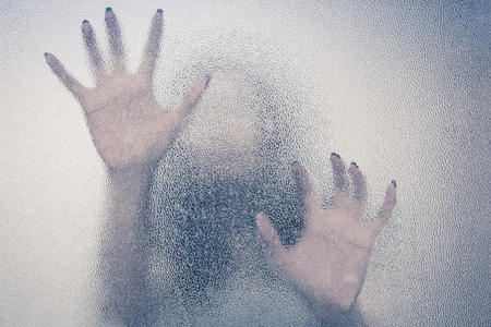 万圣节女性手背后透明玻璃照片