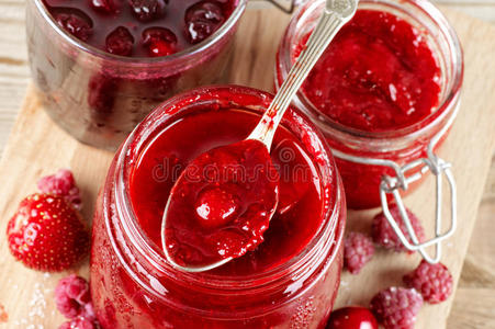 罐装 分类 草莓 覆盆子 樱桃 食物 甜的 玻璃 自制 罐子
