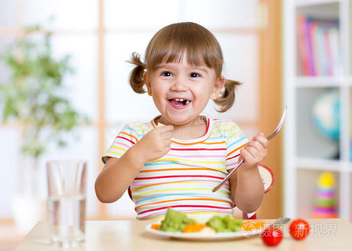 吃健康蔬菜的小女孩