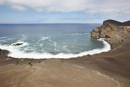 法亚尔岛的亚速尔火山海岸线景观。 蓬塔多斯c