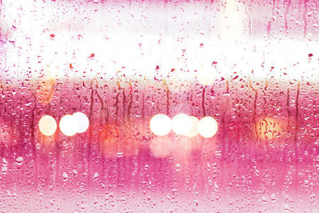 彩色玻璃背景上的抽象雨滴