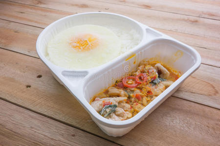 冷冻罗勒炸鸡和煎蛋方便食品