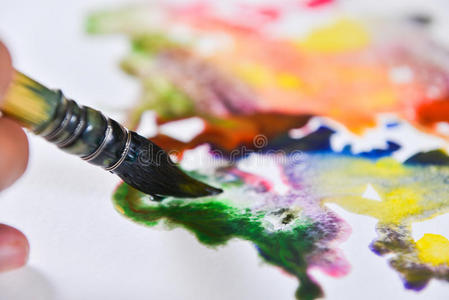 艺术家的手涂油漆水粉画室的画架上的画家画.