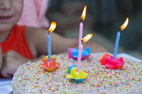 生日蛋糕有蜡烛和洒