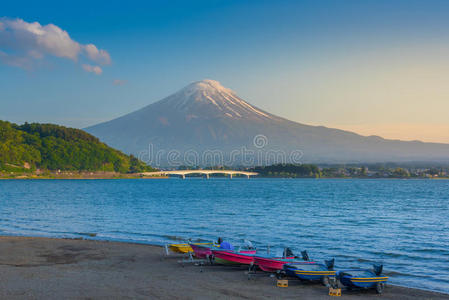 与富士山在Kawaguchiko湖上的船