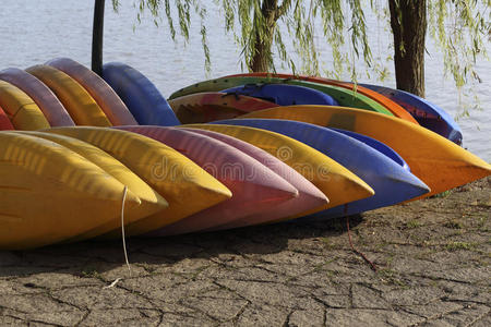 明亮的颜色吸引游客玩独木舟