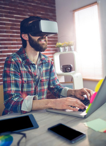 创意商人使用3D视频眼镜和笔记本电脑