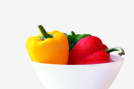 在一个白色的碗中分离出3个甜椒
