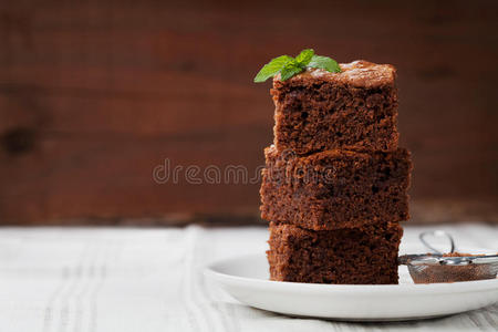 布朗尼堆叠，特写巧克力蛋糕在盘子里的乡村桌子上