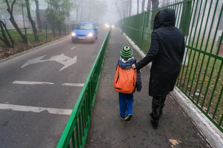 小孩 行走 步行 人行道 学校 栅栏 安全 沿着 陪伴 汽车