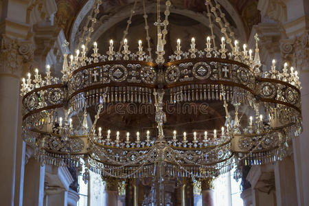 圣尼古拉斯大教堂的水晶吊灯和蜡烛照片