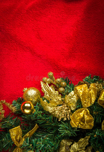 装饰在红色背景上的圣诞树