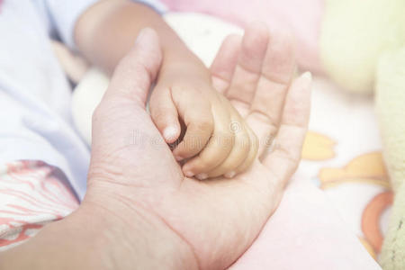 父亲牵着婴儿的手在老式过滤风格.照片