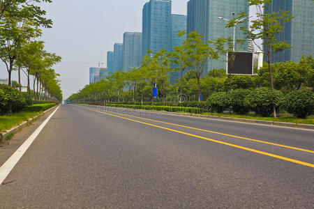 空路面与现代城市建筑背景