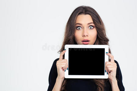 惊讶的女人展示平板电脑屏幕