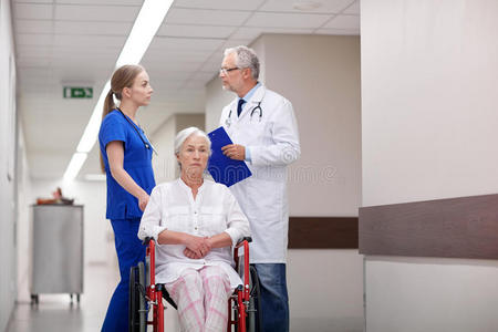 健康 在室内 诊所 走廊 房间 医院 移动 男人 老年人