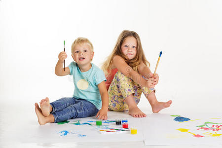 男孩和女孩正在用油漆画画