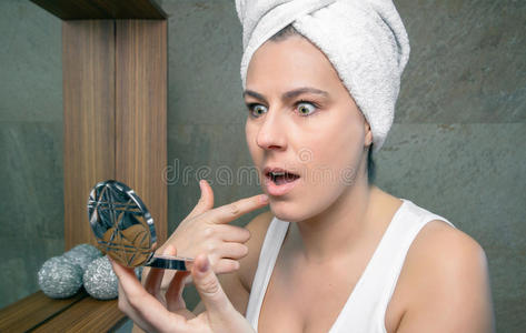 健康 雷亚 肖像 女孩 粉刺 手指 洗澡 照顾 痤疮 漂亮的