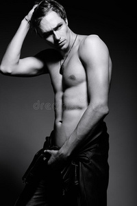 英俊的肌肉健壮的男性模特展示他的腹部肌肉