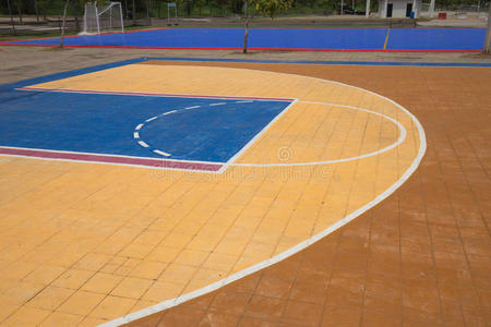 公共篮球场的罚球线照片