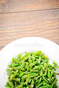 绿豆在白色盘子里用大蒜炒