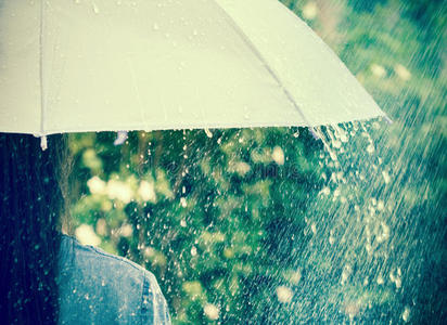 雨撑伞把一个在雨中撑伞的女孩关起来照片