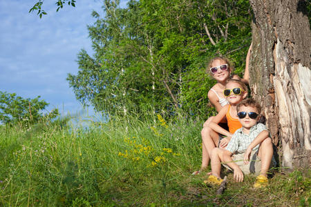 幸福 乐趣 家庭 女孩 公园 白种人 可爱的 自由 自然