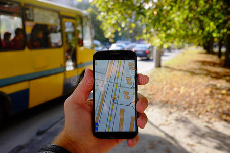 汽车 公共汽车 波基 应用程序 通信 小巷 树叶 城市 手机