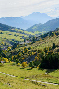 阿尔卑斯山的秋山景观
