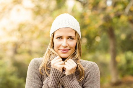 肖像 成人 摆姿势 围巾 环境 幸福 寒冷的 公园 可爱的