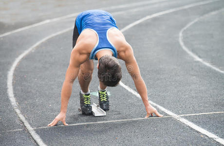 观音坐莲式动态蹲踞式起跑照片