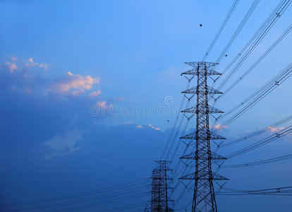 高压高位电压塔天空背景。