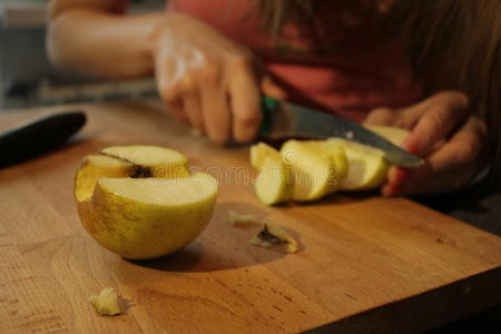 成人 切割 可爱的 季节 苹果 漂亮的 特写镜头 幸福 厨房