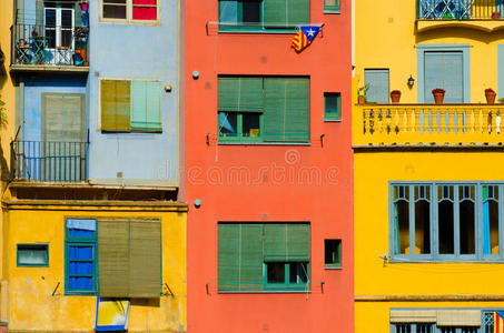 关闭五颜六色的旧房子和窗户。 吉罗纳，西班牙。 科洛