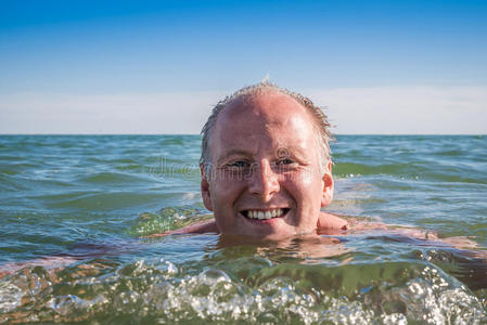 成人 运动 夏天 白种人 享受 闲暇 游泳 太阳 活动 男人