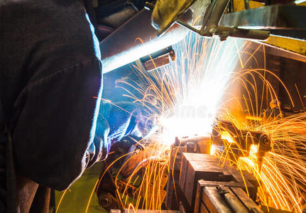 工人用手工焊接钢件工人用电焊面罩平焊法兰对管线钢手工电弧焊接法