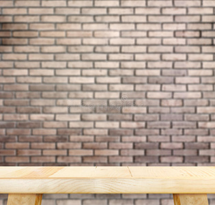 空光木桌和模糊红色砖墙在背景，MOC