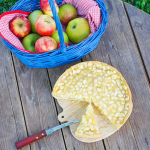 木桌上的新鲜苹果派和水果