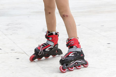 享受轮滑轮滑在内联溜冰鞋运动