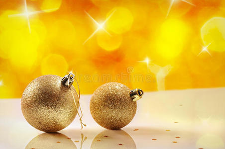 圣诞概念有两个金色圣诞球和黄色的波克